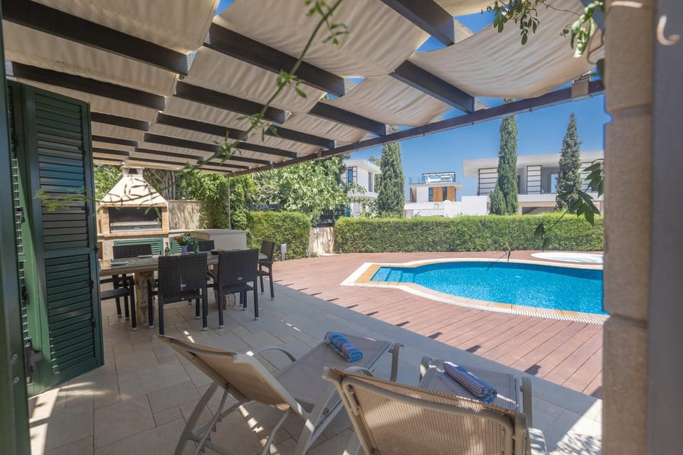 Balcony/Terrace, Dining area, Swimming pool