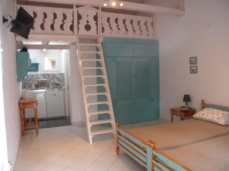 Bed, Kitchen or kitchenette, Floor plan, bunk bed