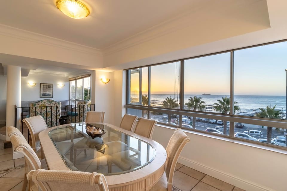View (from property/room), Dining area, Sea view, Street view, Parking