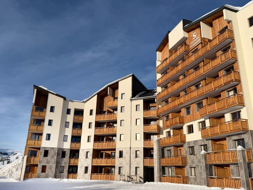 Property building, Day, Winter