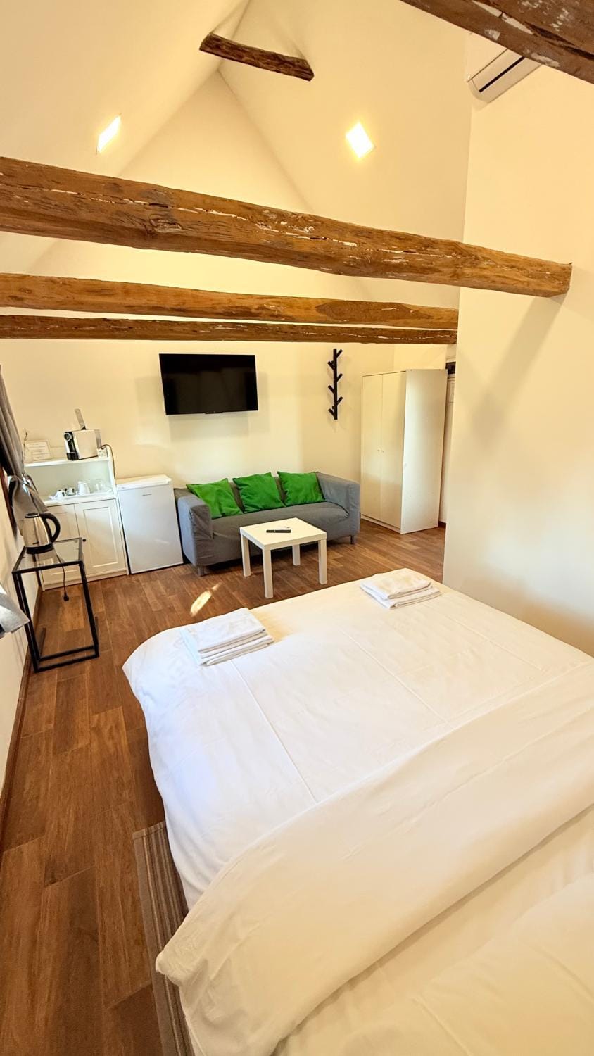 TV and multimedia, Photo of the whole room, Bedroom