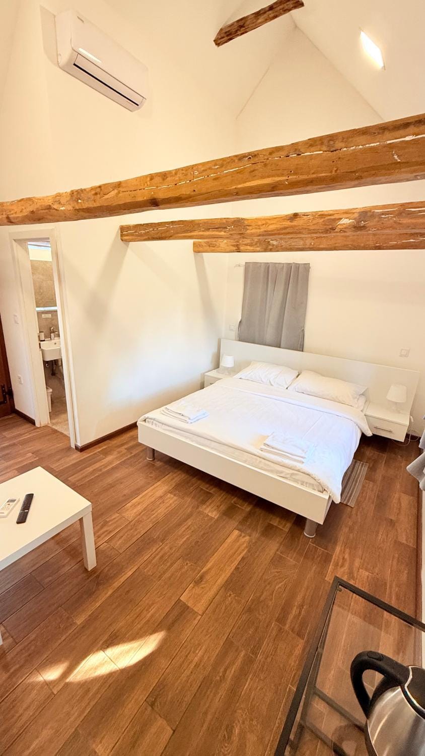 Bed, Bedroom, air conditioner