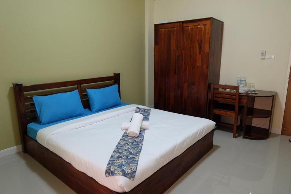 Photo of the whole room, Bedroom