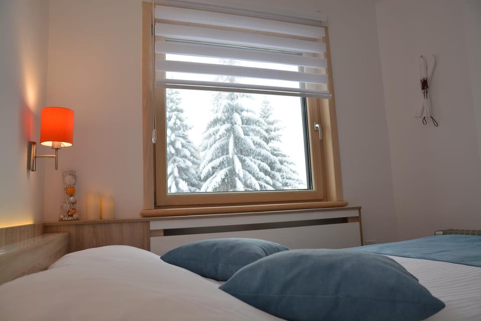 Bed, Bedroom, Garden view