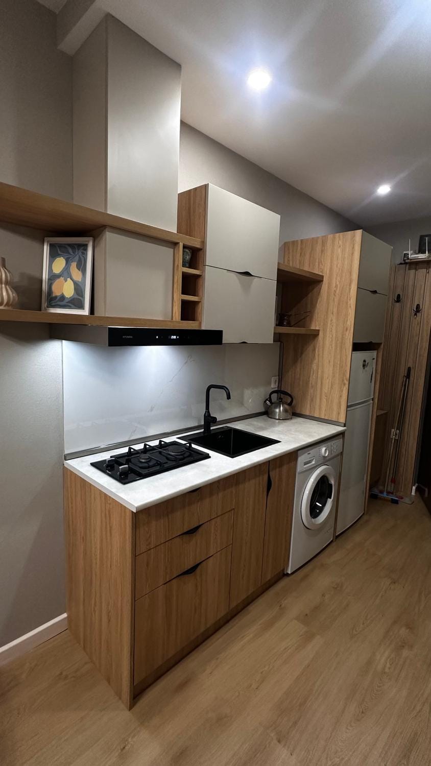 Kitchen or kitchenette, minibar