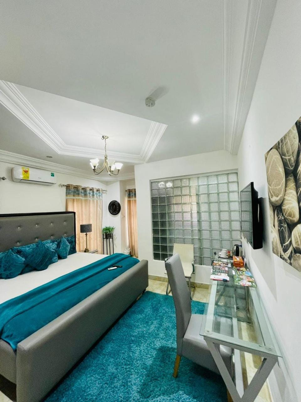 Photo of the whole room, Seating area, Bedroom