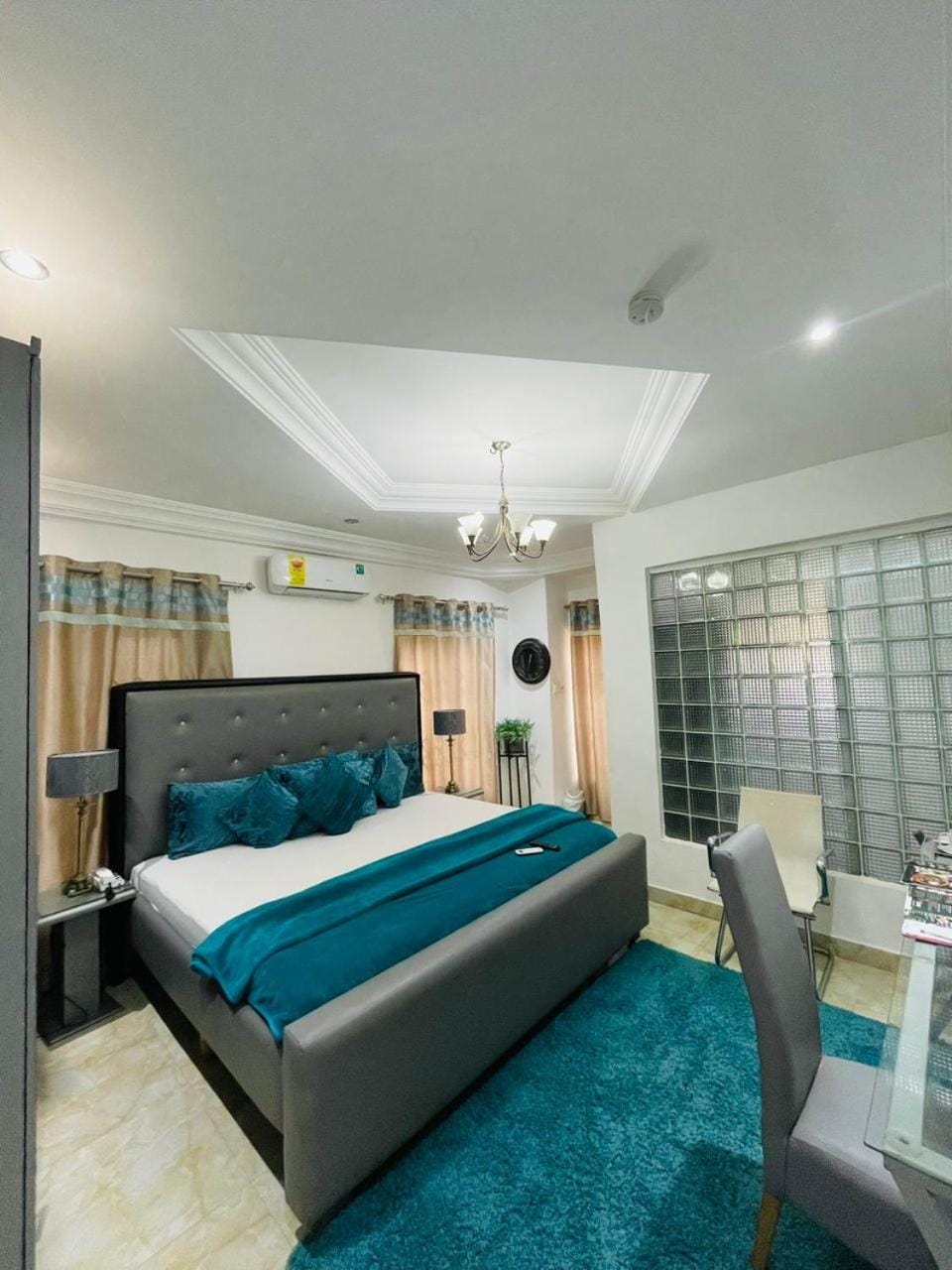 Bed, Photo of the whole room, Seating area, Bedroom