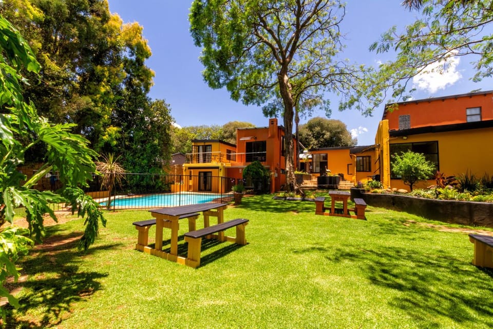 Property building, Communal lounge/ TV room, Day, Garden, Evening entertainment, Garden view, Pool view, Swimming pool