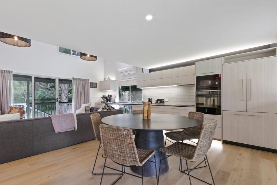 Dining area, kitchen