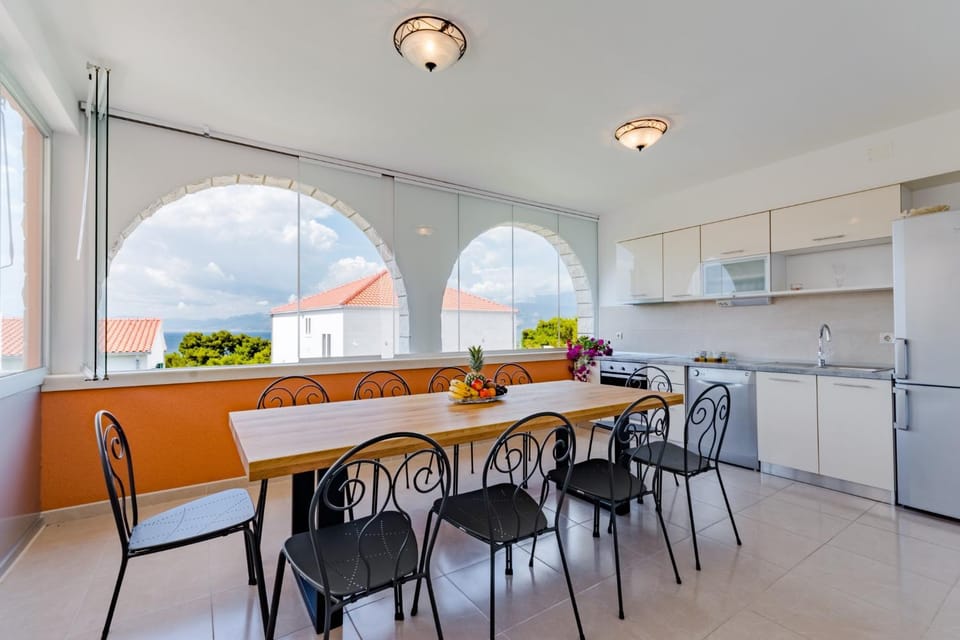 Kitchen or kitchenette, Dining area