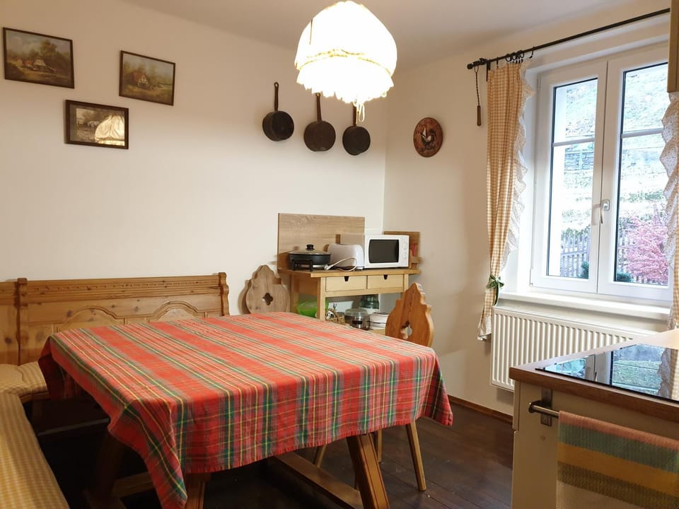 Kitchen or kitchenette, Seating area, Dining area