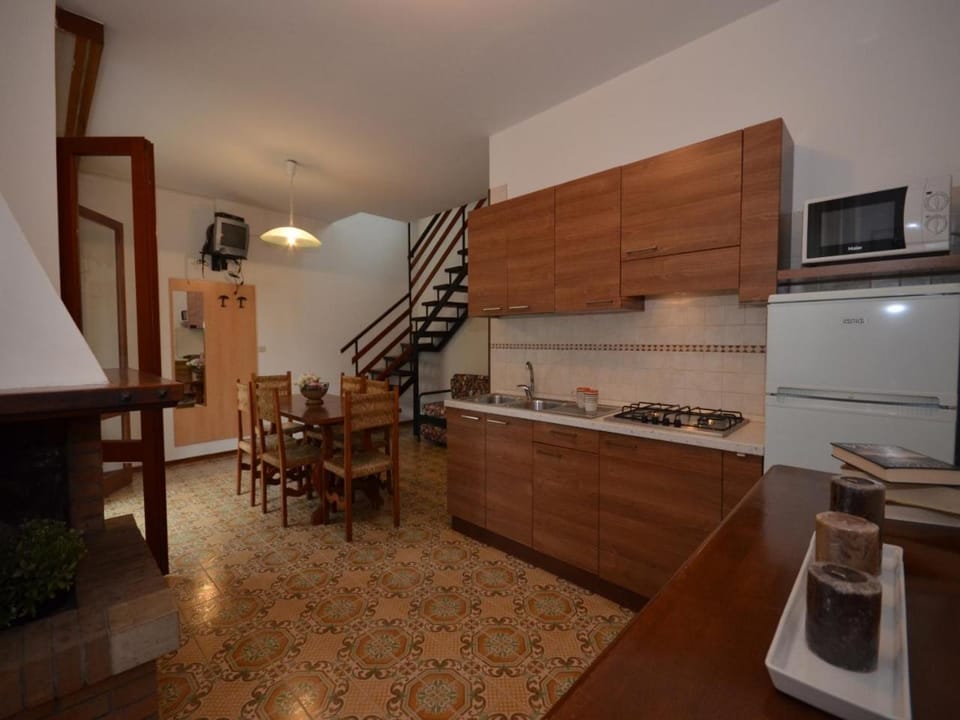 Kitchen or kitchenette, Dining area, stove