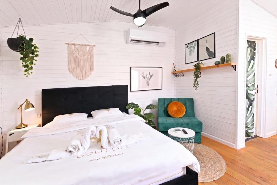 Photo of the whole room, air conditioner
