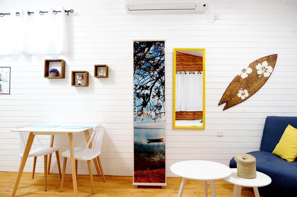 Seating area, Dining area, wardrobe