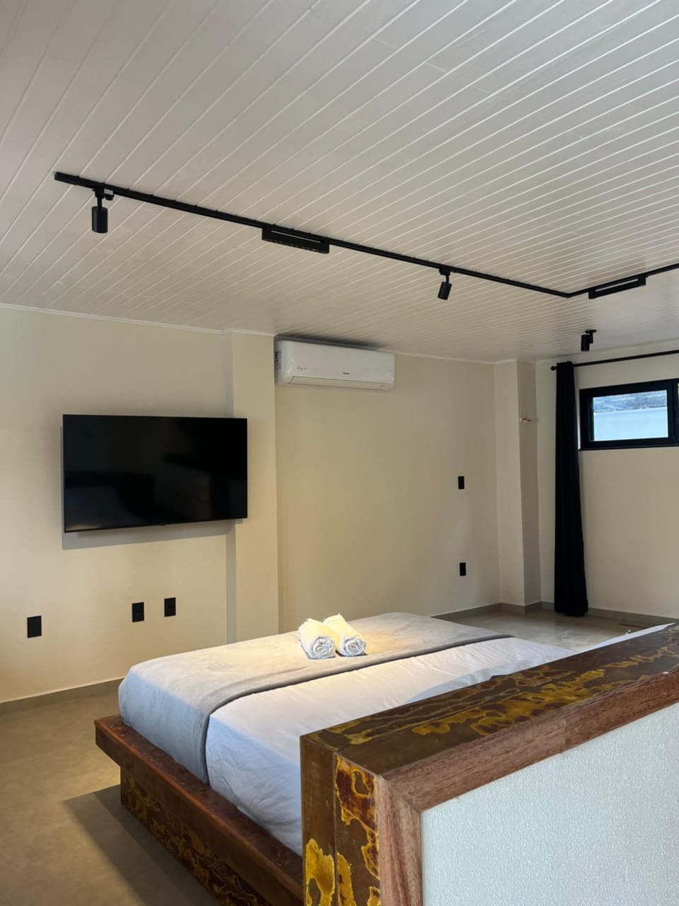 Bed, TV and multimedia, Photo of the whole room, Bedroom, air conditioner