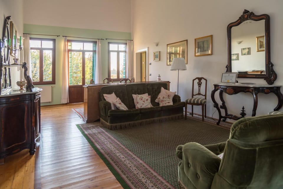 Library, Living room, Seating area