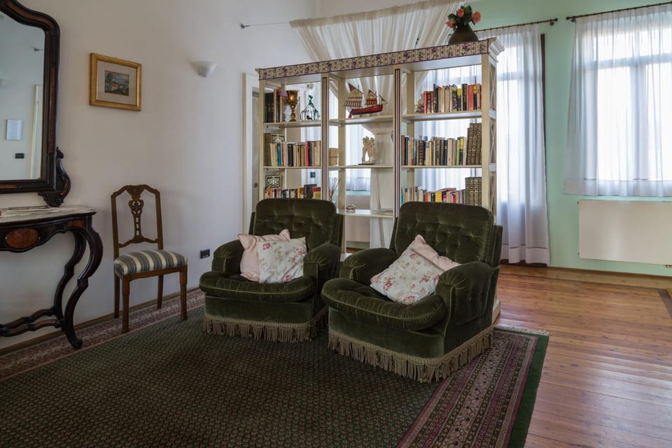 Library, Living room, Seating area