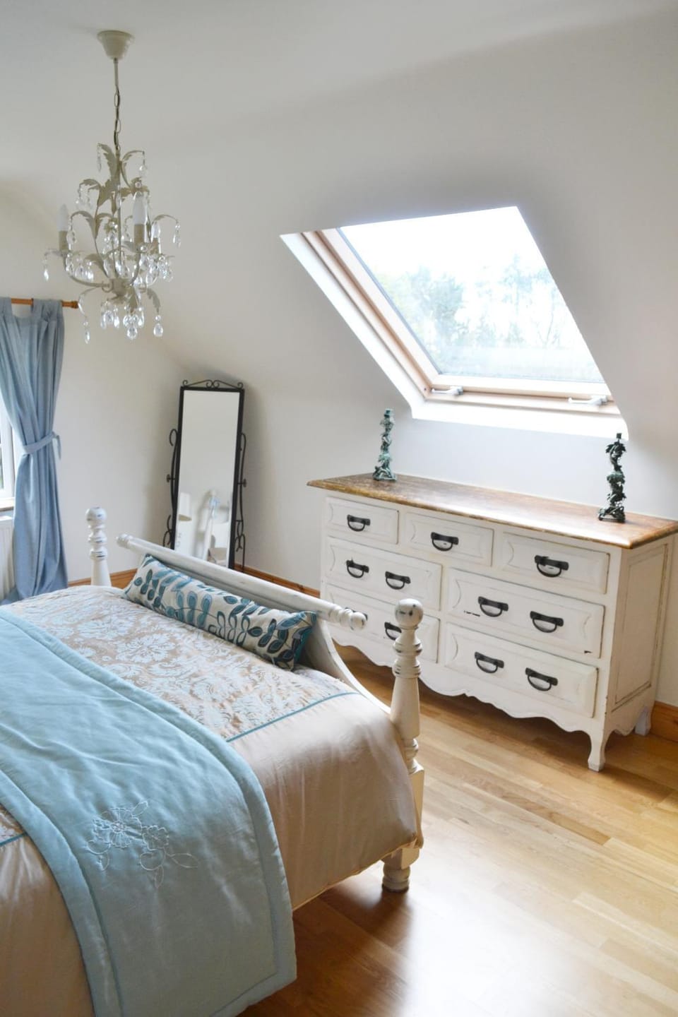 Photo of the whole room, Garden view
