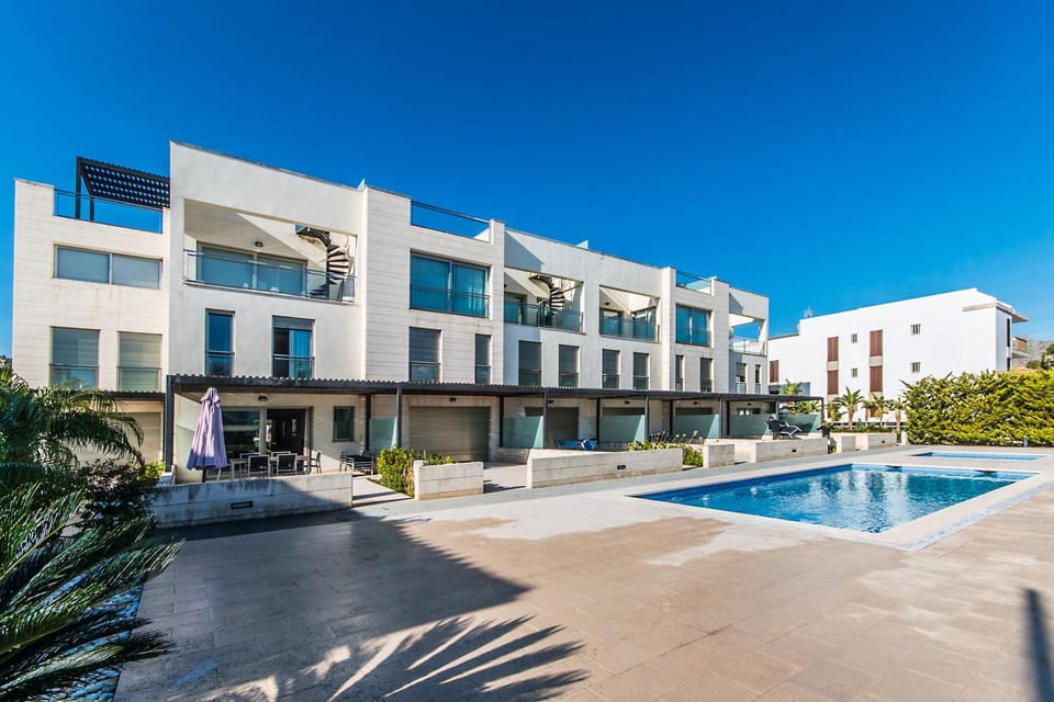 Facade/entrance, Swimming pool