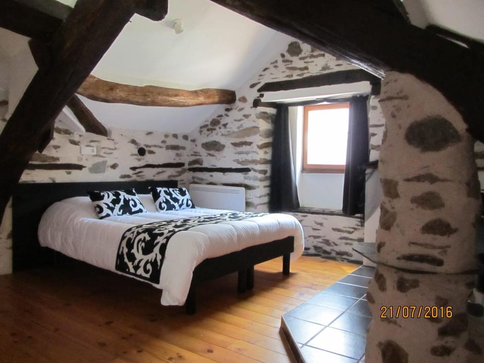 Photo of the whole room, Decorative detail