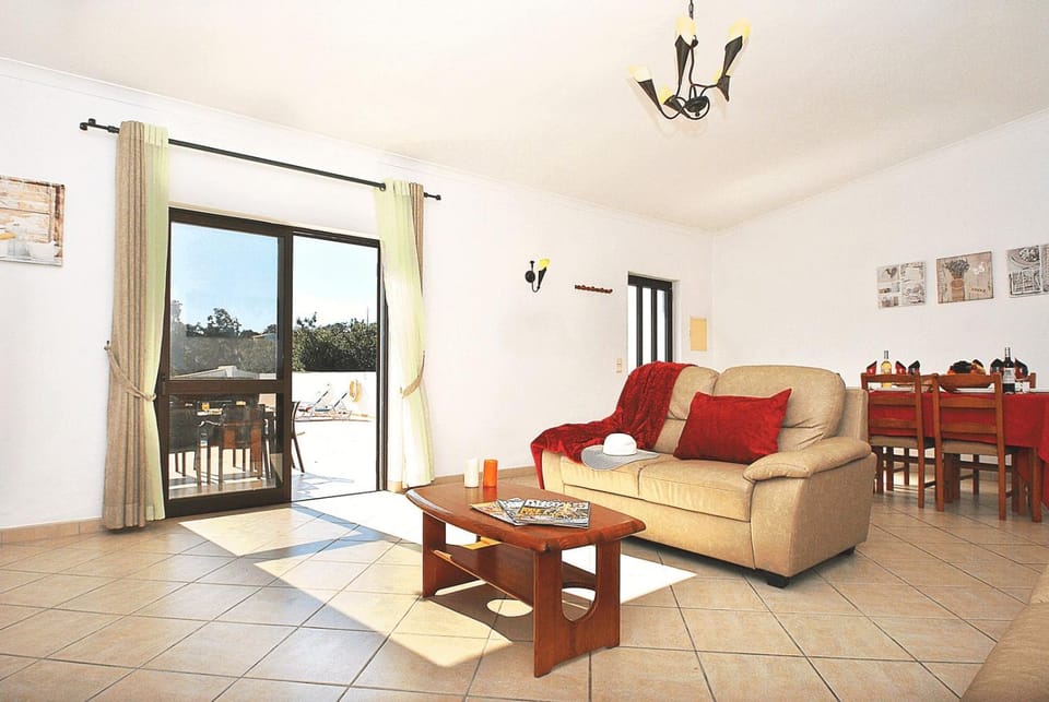 TV and multimedia, Living room, Pool view