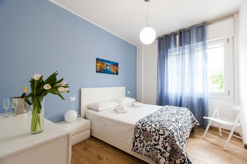 Bedroom, City view, Family