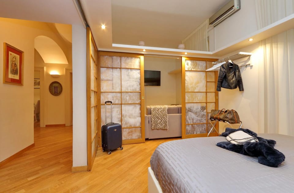 Nearby landmark, Restaurant/places to eat, Communal lounge/ TV room, Neighbourhood, TV and multimedia, Living room, Decorative detail, Seating area, Bedroom, Shopping Area