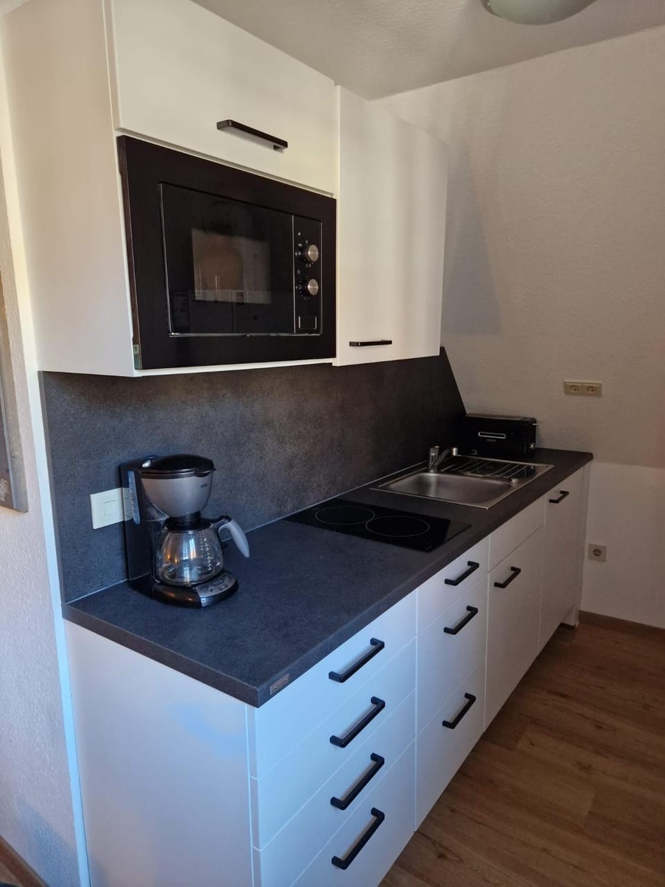 Kitchen or kitchenette, minibar, stove
