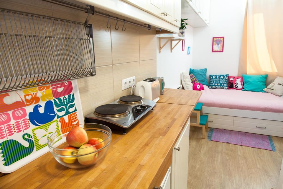 Coffee/tea facilities, Kitchen or kitchenette, Living room, Bedroom