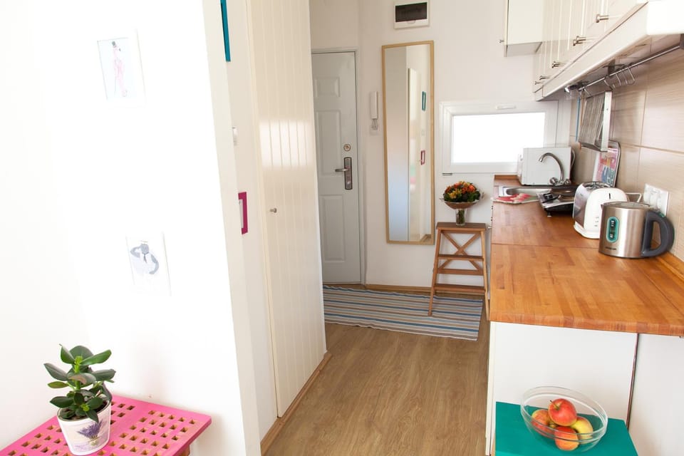 Coffee/tea facilities, Kitchen or kitchenette, Garden view