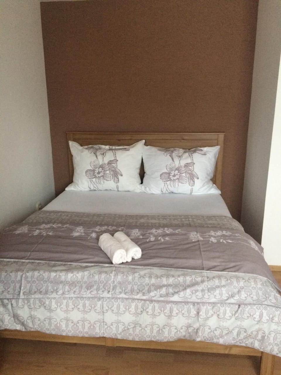 Bedroom, Mountain view, cot