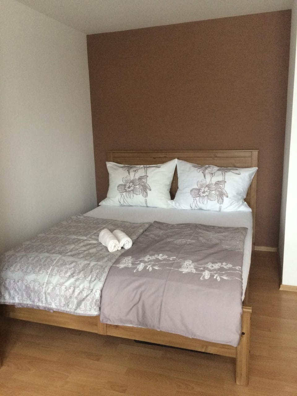 Bedroom, Mountain view, cot