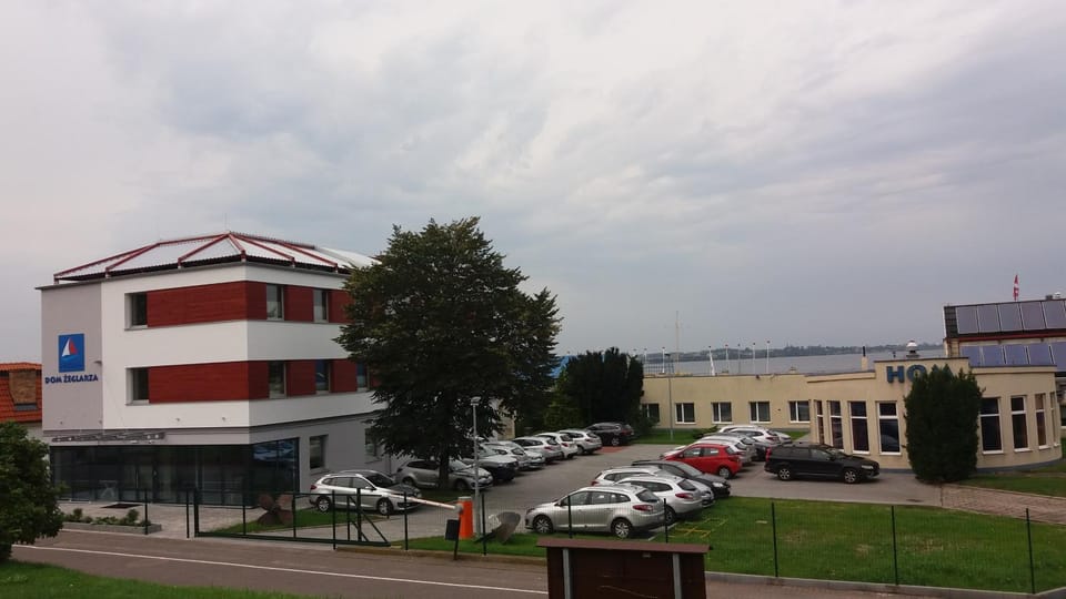 Facade/entrance, Neighbourhood