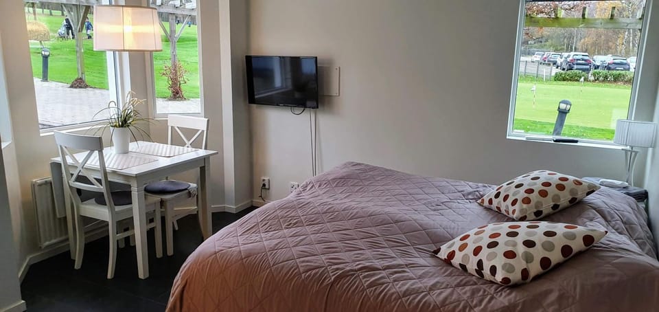 Bed, Dining area, Bedroom