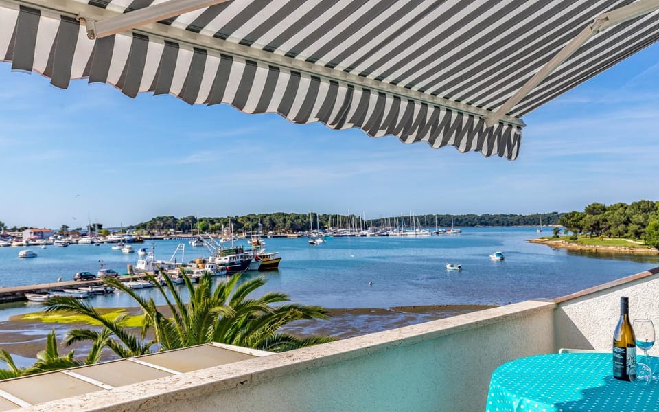 View (from property/room), Balcony/Terrace, City view, Sea view