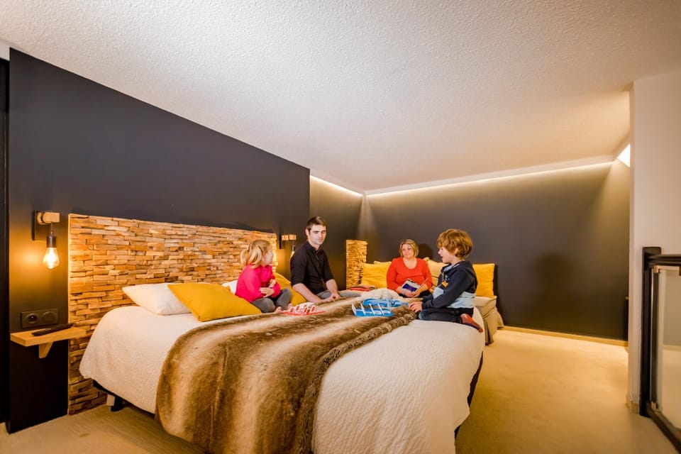 Bed, People, TV and multimedia, Photo of the whole room, Bedroom, children, group of guests, Family, Family