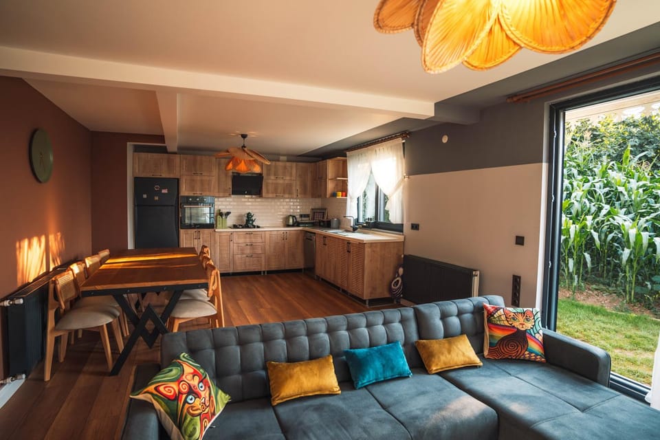 Garden, Living room, Food and drinks, Seating area, Dining area, Garden view