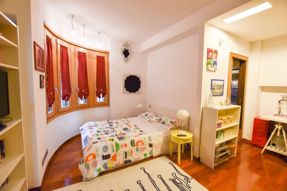 Bed, TV and multimedia, Photo of the whole room, Bedroom