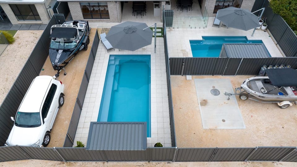 Balcony/Terrace, Pool view, Swimming pool, Parking, sunbed