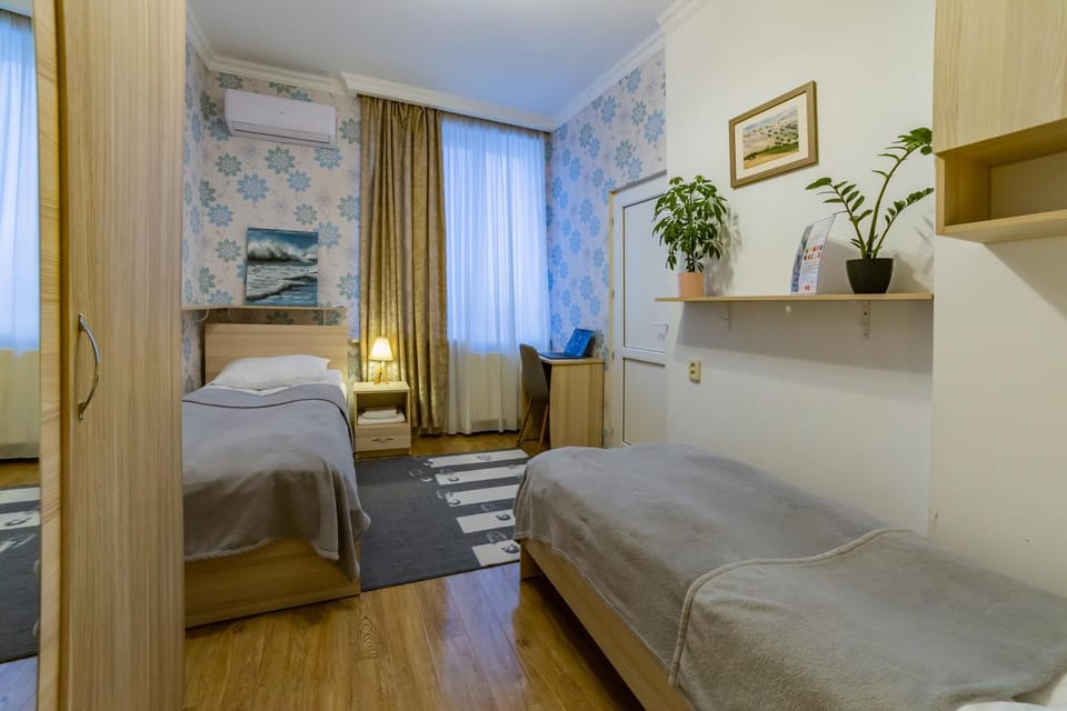 Bed, Photo of the whole room, Seating area, Bedroom