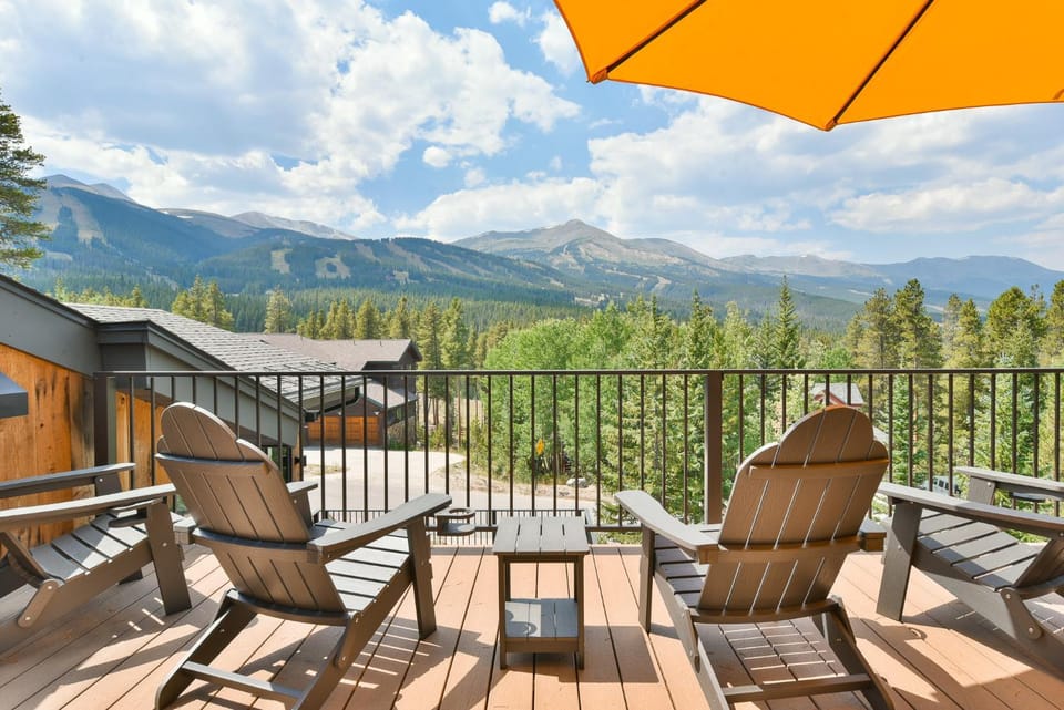 Lonestar Lodge: Sweeping Mountain Views, Hot Tub Patio House in Breckenridge