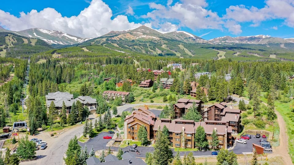 Tyra Chalet Condo: Ski-In/Ski-Out Apartment in Breckenridge