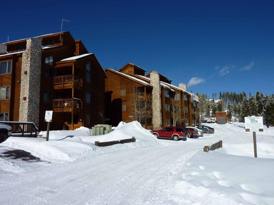 Tyra Chalet Condo: Ski-In/Ski-Out Apartment in Breckenridge