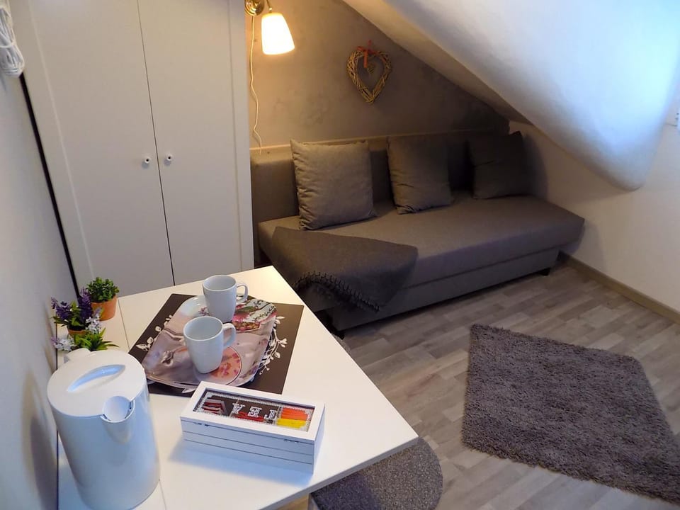 Coffee/tea facilities, Living room, Dining area, Bedroom