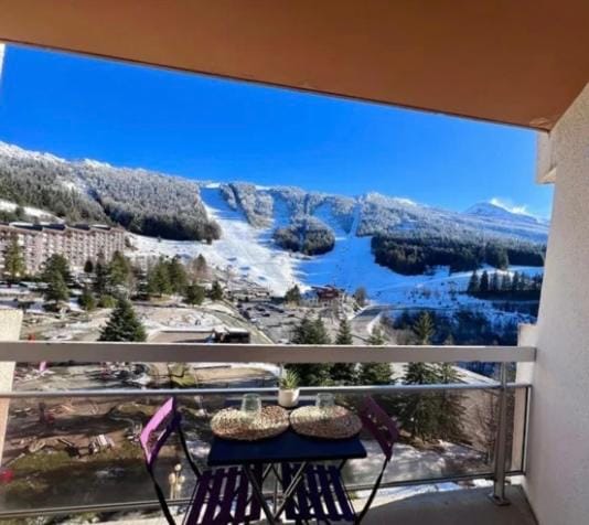 Nearby landmark, Natural landscape, Ski School, Skiing, View (from property/room), Mountain view, Parking, acessibility