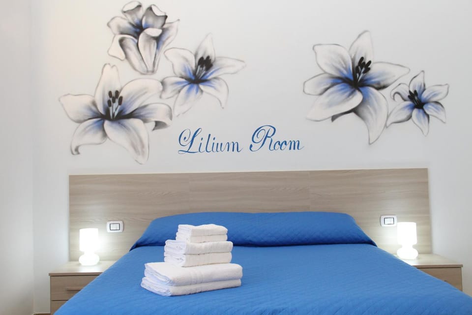 Staff, Balcony/Terrace, Communal kitchen, Pets, Street view, young children, older children, group of guests, Family