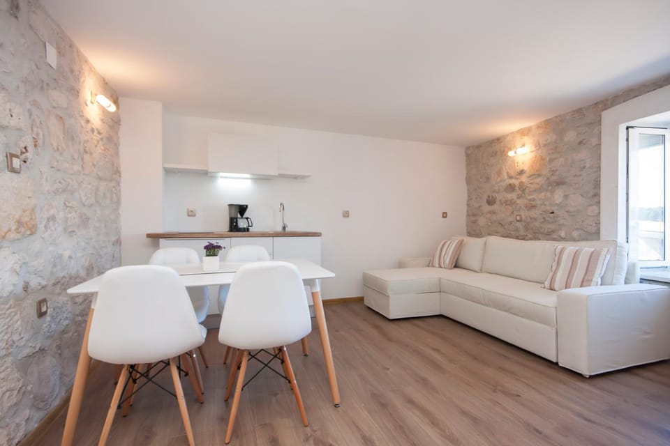 Coffee/tea facilities, Kitchen or kitchenette, Living room, Dining area