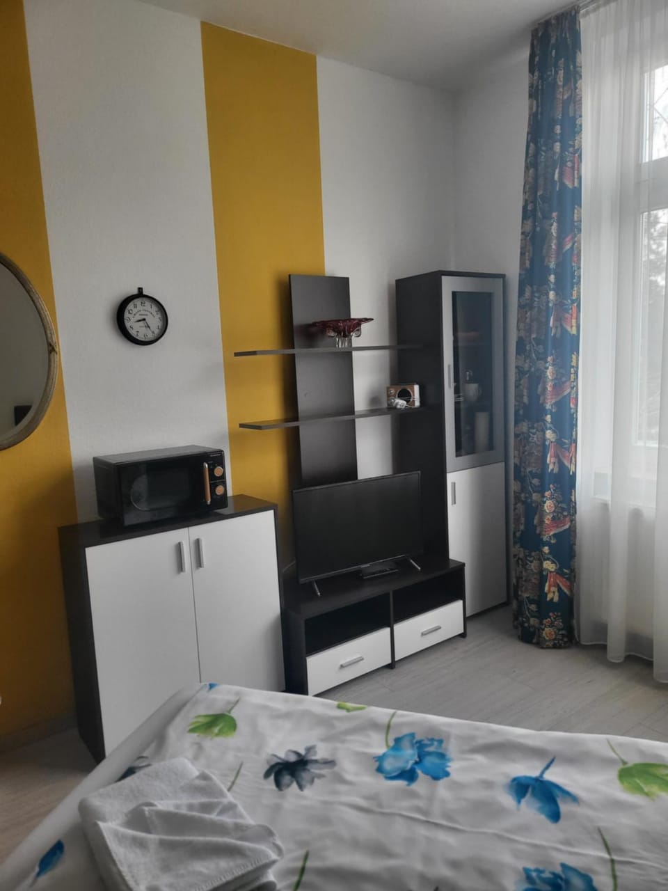 Photo of the whole room, minibar