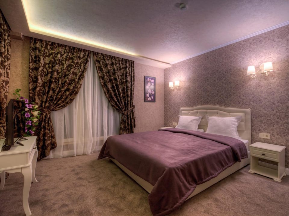 Bed, TV and multimedia, Photo of the whole room, Decorative detail, Bedroom
