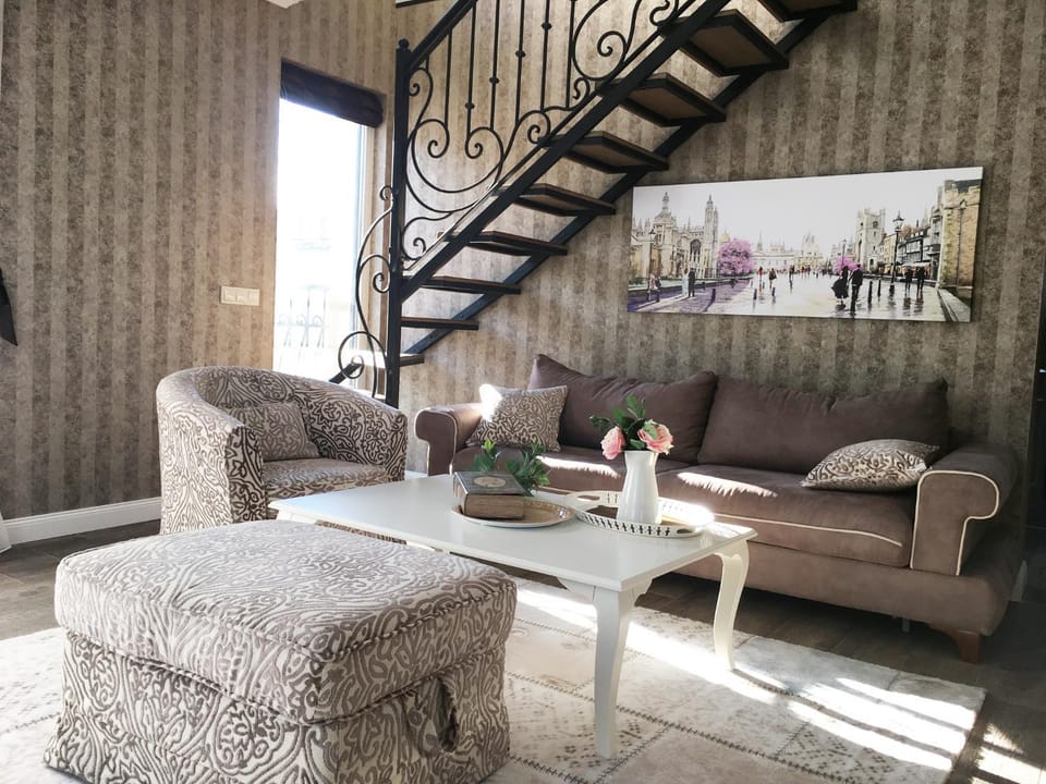 Day, Living room, Seating area, Dining area, internet